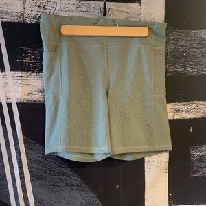 GapFit Compression / Bike Shorts, green leopard pattern